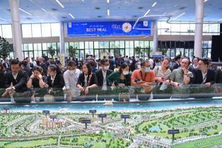 Market extends gains on realty stocks