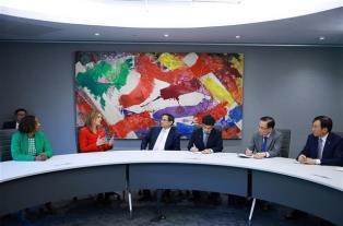 PM visits South Africas Johannesburg Stock Exchange