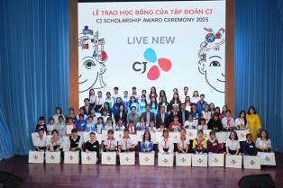 CJ grants scholarships to 100 outstanding students in Lâm Đồng