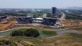 Hà Nội seeks to boost investment, business in hi-tech parks, IZs