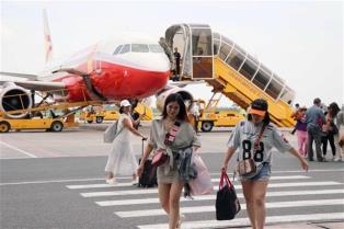 Việt Nams airports handle nearly 102 million passengers in first nine months