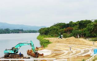 Việt Nam to cut public investment projects by at least 30% to focus resources: PM