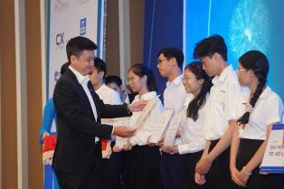 Students receive scholarships from Phú Mỹ Hưng and Lawrence S. Ting Foundation
