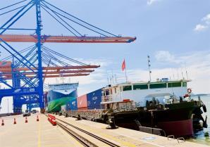 First electric barge powered by renewable energy launched in Việt Nam
