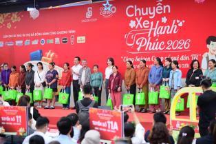 Saigon Co.op sends 900 disadvantaged workers home for Tết on ‘Happy Buses