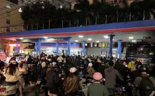 Hà Nội moves to curb fuel hoarding after rush at petrol stations