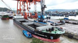 At least 10 per cent reduction in pilotage service fees offered for all Vietnamese-flagged vessels