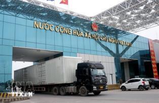 Quảng Ninh pilots weekend customs clearance at Móng Cái Intl Border Gate
