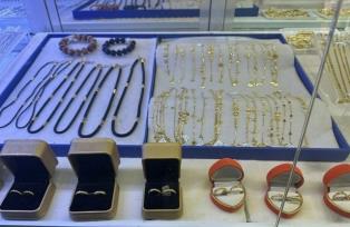 HCM City fines gold shops, seizes untraceable jewellery in market crackdown