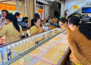 Gold prices extend losses, bargain hunters keep buying