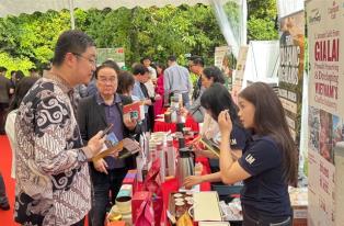 Việt Nam defines coffee value, brand, culture in Singapore