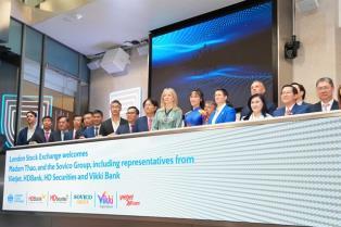 Việt Nams Nguyễn Thị Phương Thảo opens trading at London Stock Exchange during UK visit