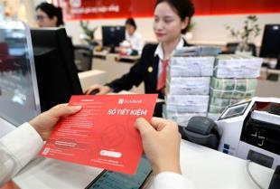 Lower interbank rates support stocks, but year-end risks persist