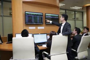 FTSE upgrade review may bring 30 Vietnamese stocks into global index basket