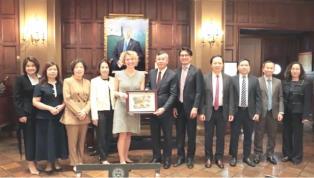 Việt Nam pitches investors on reforms in bondless US roadshow