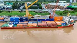 First direct container ship from Chinas Nanning arrives in Cần Thơ