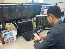 Market dips on strong selling pressure