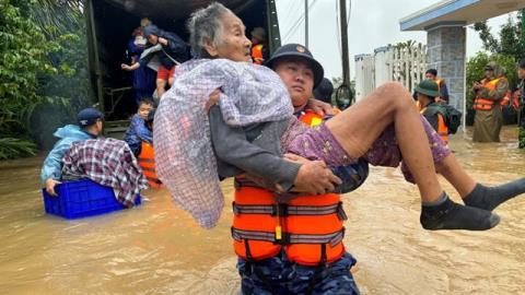 Flooding and landslides devastate Việt Nam