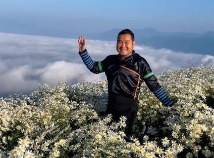 Phình Hồs tourism ambassador