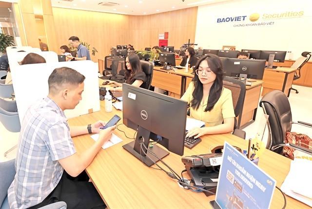 VN-Index drops more than 30 points as property stocks tumble