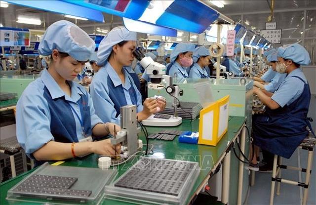 Electronics exports hit record as Việt Nams trade tops US800 billion