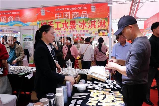 Over 300 enterprises gather at Việt Nam–China trade and tourism fair in Quảng Ninh