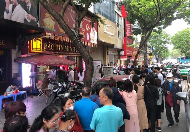 Gold price hits record VNĐ118 million, Hà Nội shops overwhelmed