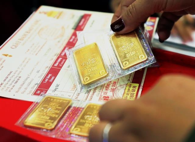 Six gold trading enterprises and banks fined