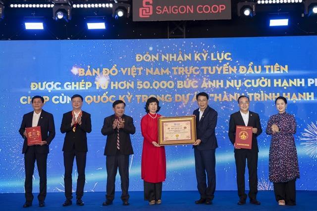 Saigon Co.ops photo mosaic map of Việt Nam sets national record