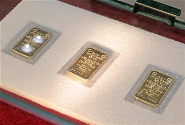 Banks warn of scams during historic gold prices