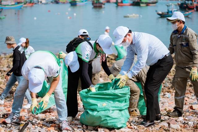 Over 30 companies join Nghi Sơn Bay Cleanup, launching Nghi Sơn Green initiative