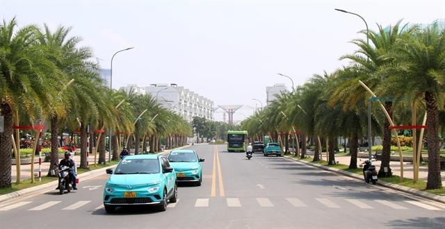 Vingroup unveils support to switch to electric vehicles for Hà Nội