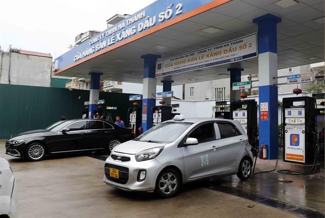 Fuel fight as Việt Nams tough new mileage rules face pushback