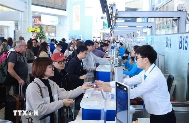 Nội Bài, Tân Sơn Nhất airports expect record passenger volumes during Tết
