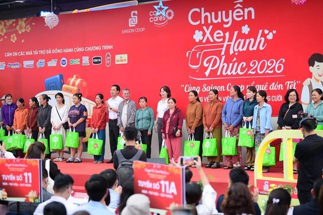 Saigon Co.op sends 900 disadvantaged workers home for Tết on ‘Happy Buses