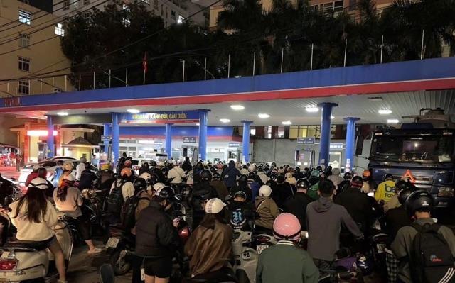 Hà Nội moves to curb fuel hoarding after rush at petrol stations