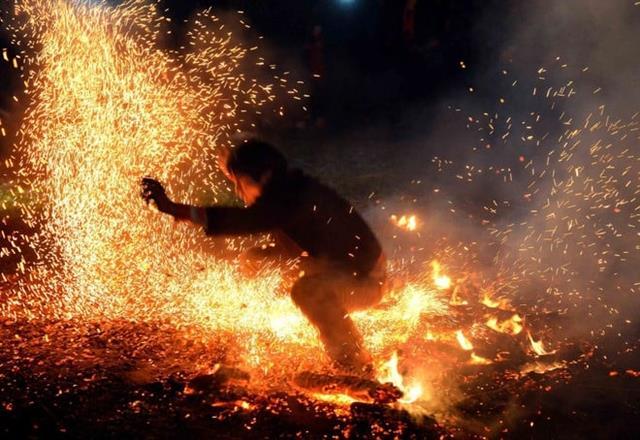 Fire-jumping ritual lights up spring festival