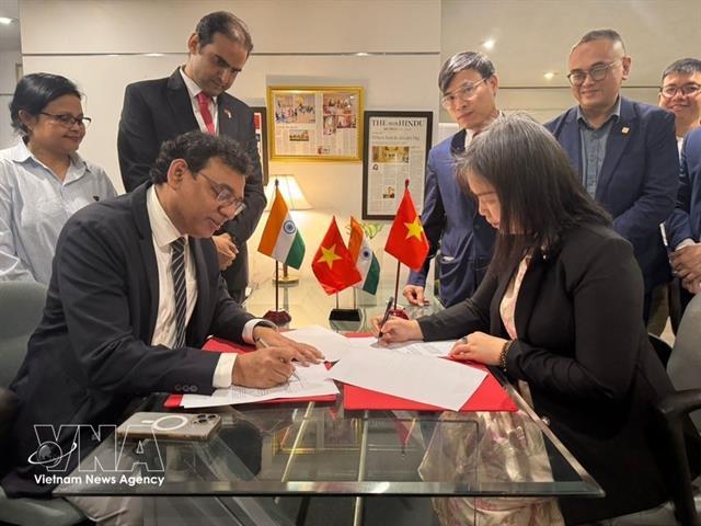 Việt Nam, India ink deal to step up IT co-operation
