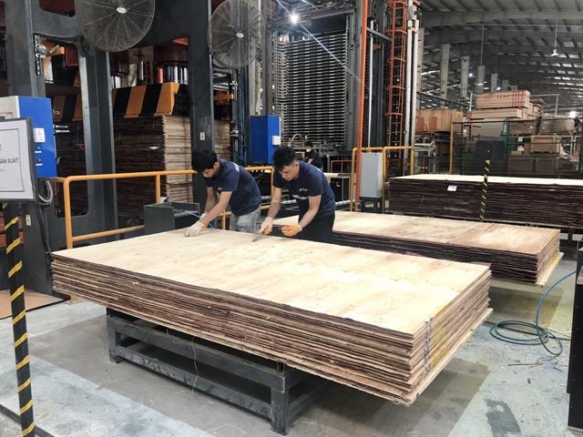 HCM City firms call for stable logistics costs, lower bank lending rates