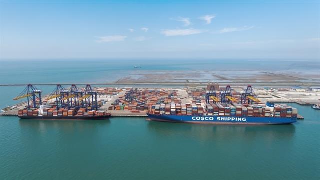 Hải Phòng port receives ultra-large container vessel