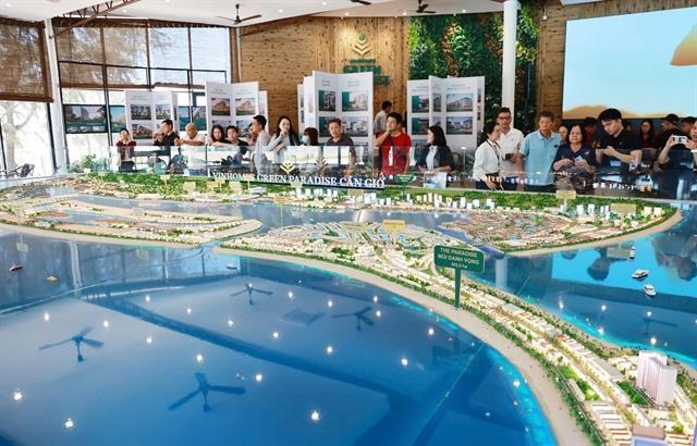 Foreign selling, property losses keep VN-Index under pressure