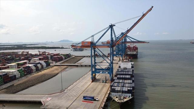 Trade balance swings to 13.8 billion deficit in Jan–May