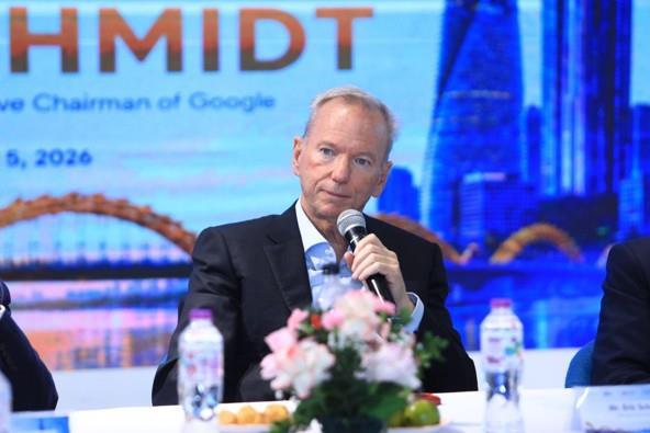 Former Google Chief Eric Schmidt backs Việt Nams AI ambitions during Hà Nội dialogue