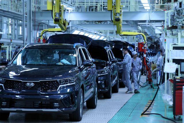 Việt Nams auto sales rise 15 per cent, hybrid, imported vehicles continue to outperform