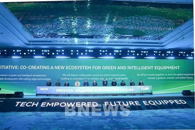 Shandong Heavy Industry showcases green, intelligent equipment at Hà Nội exhibition