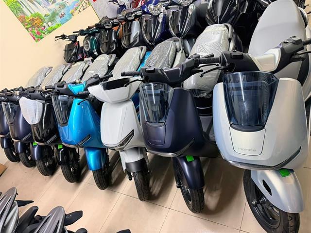 Electric scooter makers in Việt Nam ramp up launches ahead of new school year