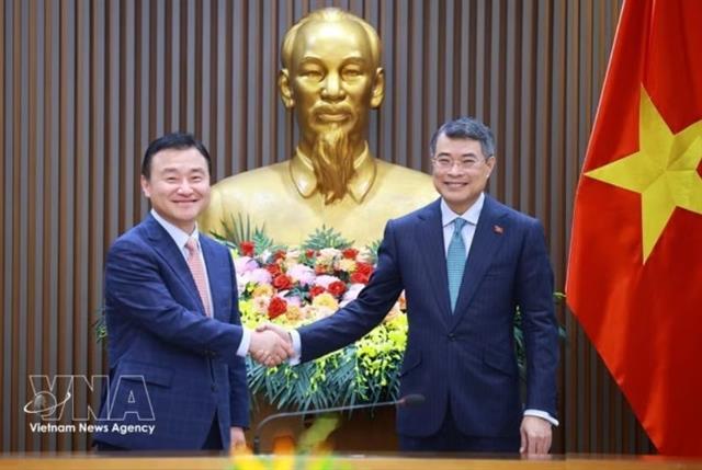 Prime Minister urges Samsung to partner in enhancing technological capability