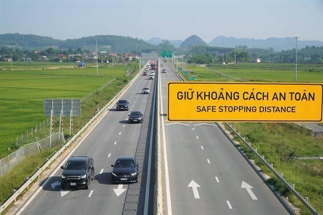 Government orders review of expressway safe-distance rules after holiday concerns