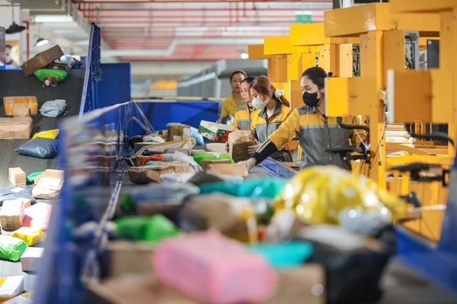 Ministry proposes lowering tax exemption threshold to VNĐ100,000 for imports amid e-commerce boom