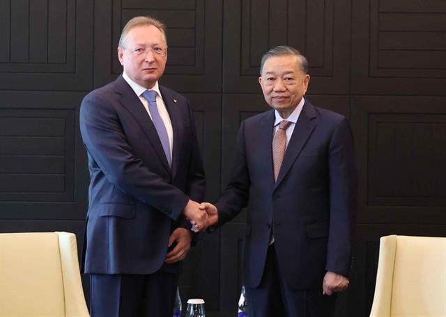 Top Vietnamese leader meets with Russian corporate executives, distinguished scientist